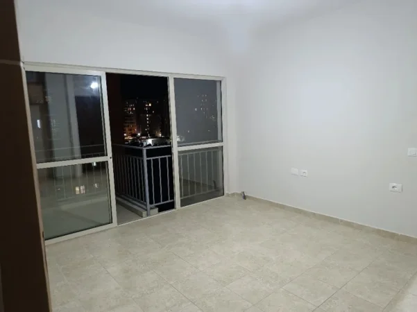 Tirane, jepet me qera zyre Kati 5, 50 m² 450 € (Prane Bar Votra)