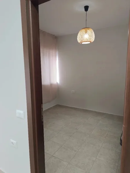 Tirane, jepet me qera zyre Kati 5, 50 m² 450 € (Prane Bar Votra)