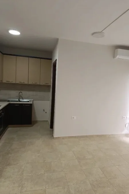 Tirane, jepet me qera zyre Kati 5, 50 m² 450 € (Prane Bar Votra)