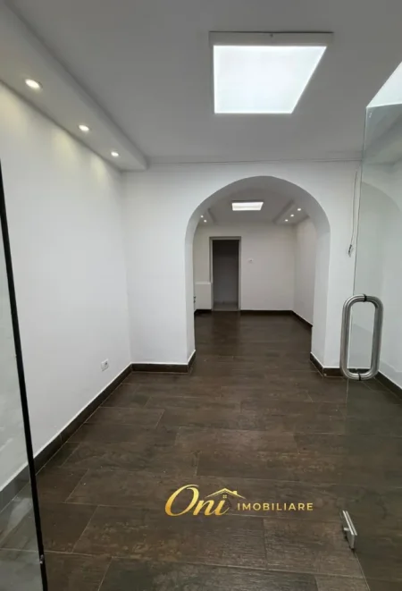 Tirane, jepet me qera dyqan Kati 0, 45 m² 600 € (SHESHI WILLSON)