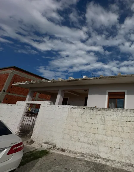 Fier, shitet shtepi 2+1 Kati 1, 544 m² 200.000 € (Lagja Kryengritja, ish UMBT)