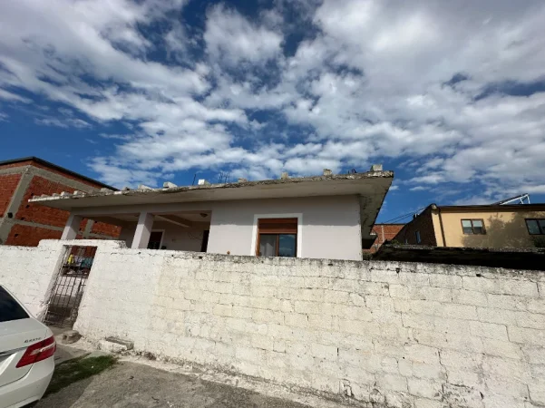 Fier, shitet shtepi 2+1 Kati 1, 544 m² 200.000 € (Lagja Kryengritja, ish UMBT)