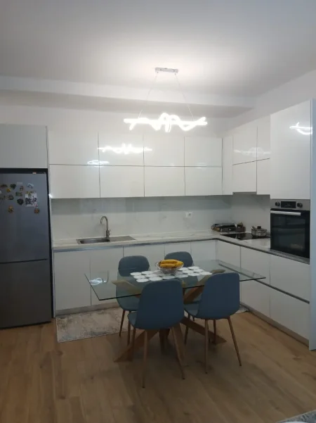 Tirane, jepet me qera apartament 2+1+Ballkon Kati 4, 92 m² 650 € 