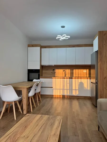 Tirane, jepet me qera apartament 2+1 Kati 4, 85 m² 550 € (UNIVERS CITY)