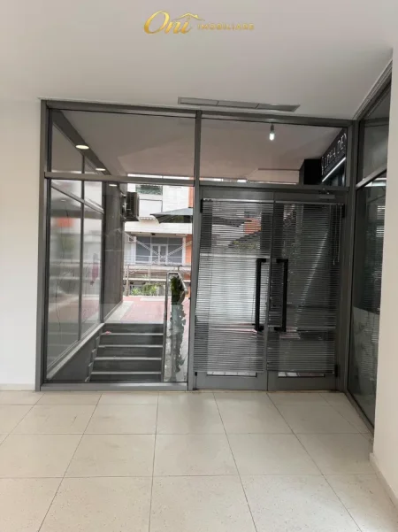 Tirane, jepet me qera ambjent biznesi Kati 1, 64 m² 680 € (QSUT)