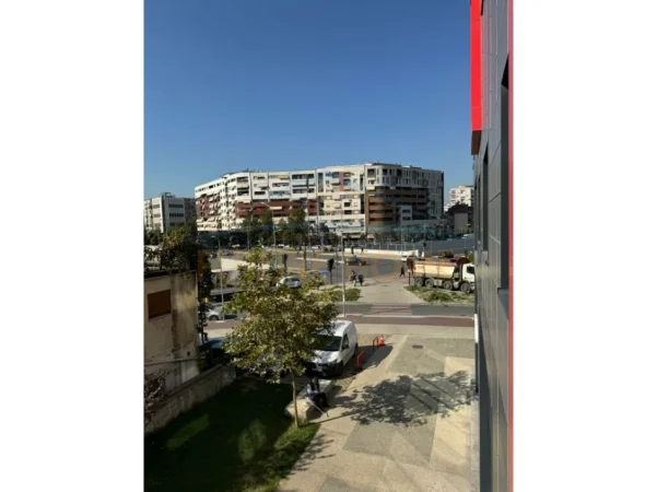 Tirane, jepet me qera ambjent biznesi Kati 1, 116 m² 1.200 € (Unaza e Re)