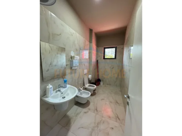 Tirane, jepet me qera ambjent biznesi Kati 1, 116 m² 1.200 € (Unaza e Re)