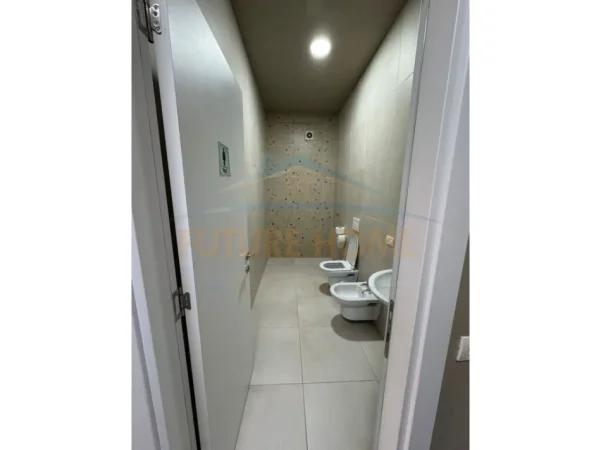 Tirane, jepet me qera ambjent biznesi Kati 1, 116 m² 1.200 € (Unaza e Re)