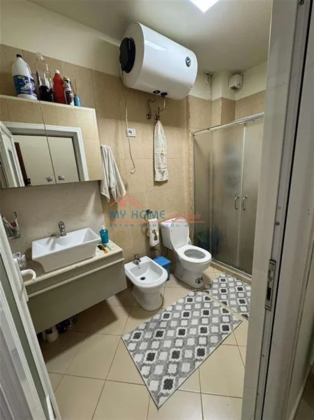 Tirane, jepet me qera apartament 1+1+Ballkon Kati 2, 70 m² 650 € (Rruga Bill Klinton)