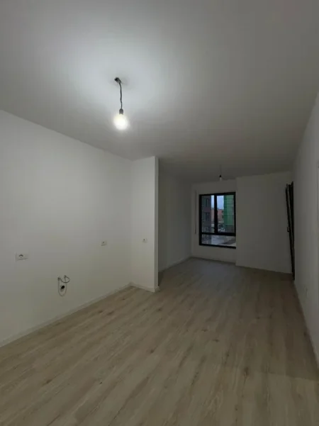 Tirane, jepet me qera zyre Kati 2, 57 m² 400 € (5 Maji)