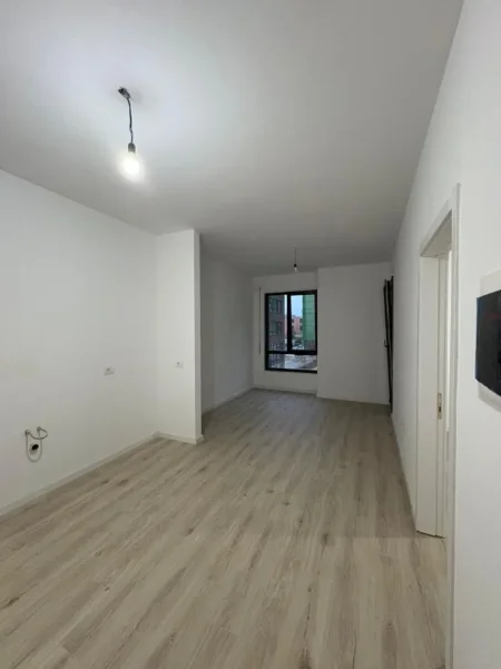 Tirane, jepet me qera zyre Kati 2, 57 m² 400 € (5 Maji)