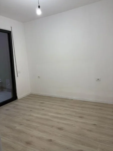 Tirane, jepet me qera zyre Kati 2, 57 m² 400 € (5 Maji)