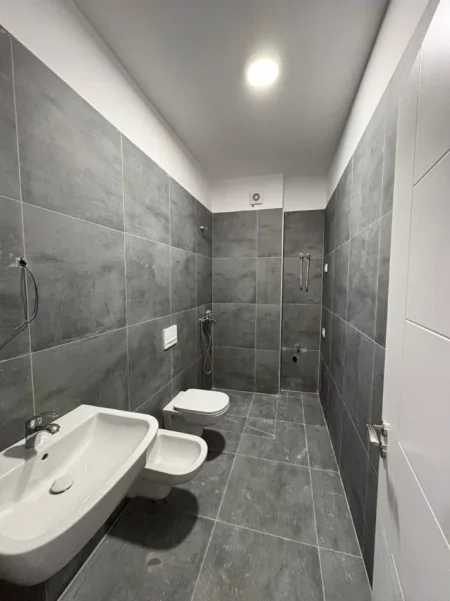 Tirane, jepet me qera zyre Kati 2, 57 m² 400 € (5 Maji)