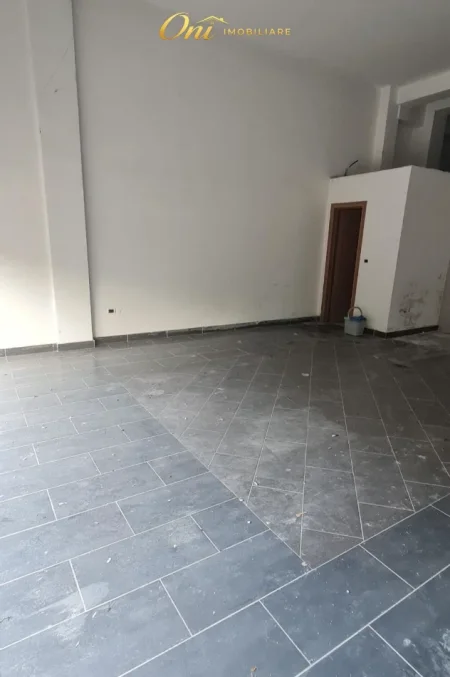 Tirane, jepet me qera magazine Kati 0, 50 m² 300 € (SOKRAT MIHO)