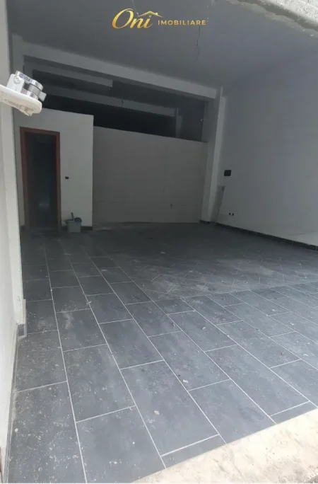 Tirane, jepet me qera magazine Kati 0, 50 m² 300 € (SOKRAT MIHO)