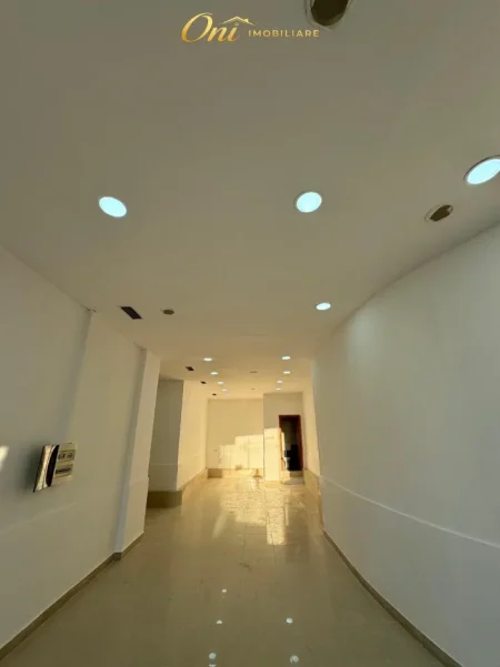 Tirane, jepet me qera dyqan Kati 0, 105 m² 850 € (PRANE AMBASADES AMERIKANE)
