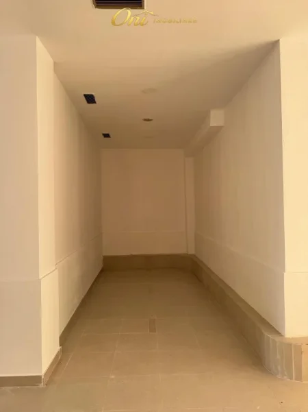 Tirane, jepet me qera dyqan Kati 0, 105 m² 850 € (PRANE AMBASADES AMERIKANE)