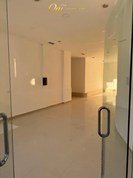 Tirane, jepet me qera dyqan Kati 0, 105 m² 850 € (PRANE AMBASADES AMERIKANE)