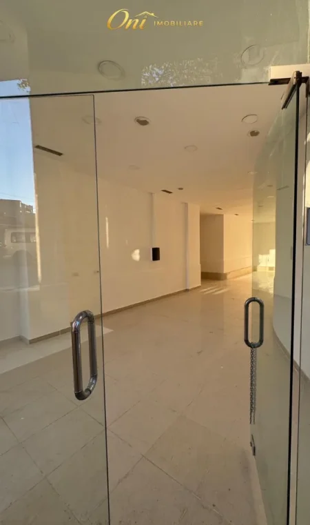 Tirane, jepet me qera dyqan Kati 0, 105 m² 850 € (PRANE AMBASADES AMERIKANE)