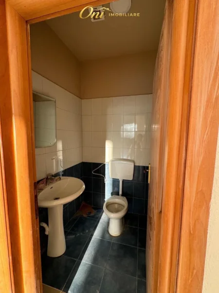 Tirane, jepet me qera dyqan Kati 0, 105 m² 850 € (PRANE AMBASADES AMERIKANE)