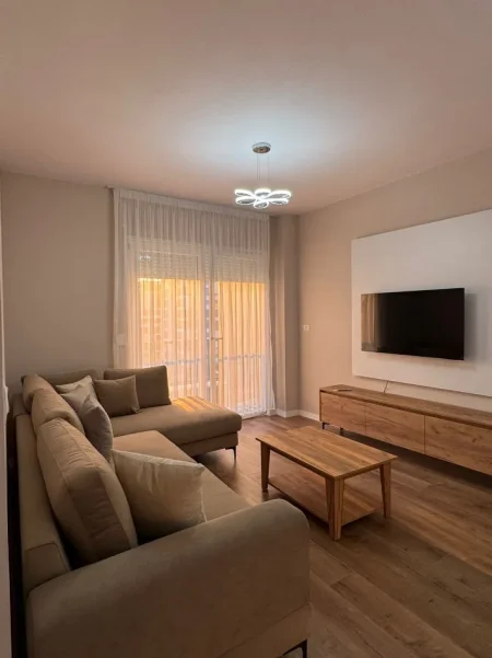 Tirane, jepet me qera apartament 2+1+Ballkon Kati 4, 95 m² 600 € (Apartament 2+1+2+Parking Per Qera I Pabanuar Me Pare Totalisht I Mobiluar)