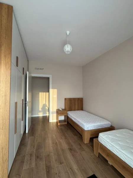 Tirane, jepet me qera apartament 2+1+Ballkon Kati 4, 95 m² 600 € (Apartament 2+1+2+Parking Per Qera I Pabanuar Me Pare Totalisht I Mobiluar)