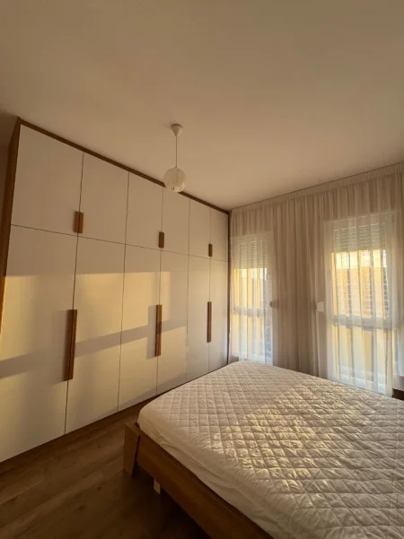 Tirane, jepet me qera apartament 2+1+Ballkon Kati 4, 95 m² 600 € (Apartament 2+1+2+Parking Per Qera I Pabanuar Me Pare Totalisht I Mobiluar)