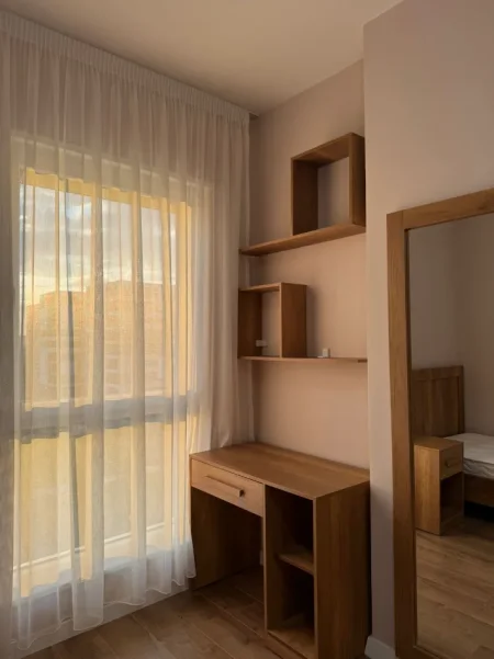 Tirane, jepet me qera apartament 2+1+Ballkon Kati 4, 95 m² 600 € (Apartament 2+1+2+Parking Per Qera I Pabanuar Me Pare Totalisht I Mobiluar)