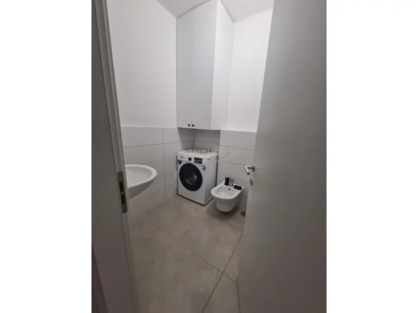 Tirane, jepet me qera apartament 1+1 Kati 3, 70 m² 700 € 