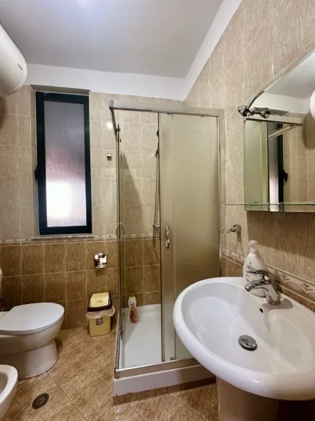 Tirane, jepet me qera apartament 2+1+Ballkon Kati 5, 80 m² 800 € (Rruga Ali Pashe Gucia)