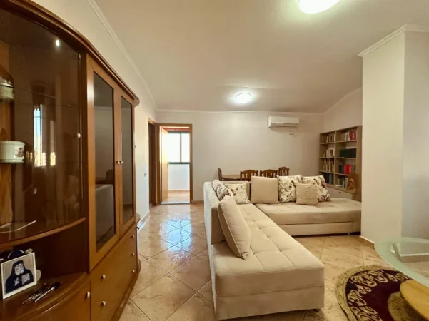 Tirane, jepet me qera apartament 2+1+Ballkon Kati 5, 80 m² 800 € (Rruga Ali Pashe Gucia)