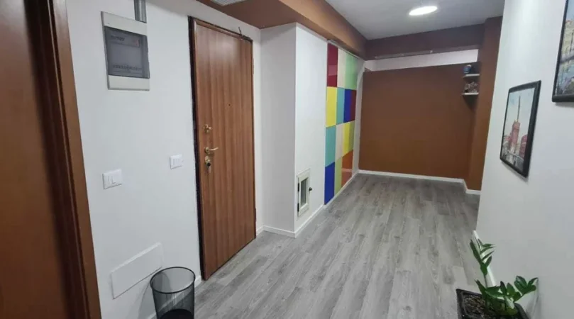 Tirane, jepet me qera ambjent biznesi Kati 2, 200 m² 3.500 € (Rruga Sami Frasheri)