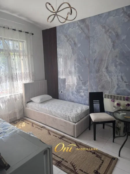 Tirane, jepet me qera garsonier Kati 1, 30 m² 400 € (BULEVARDI BAJRAM CURRI)