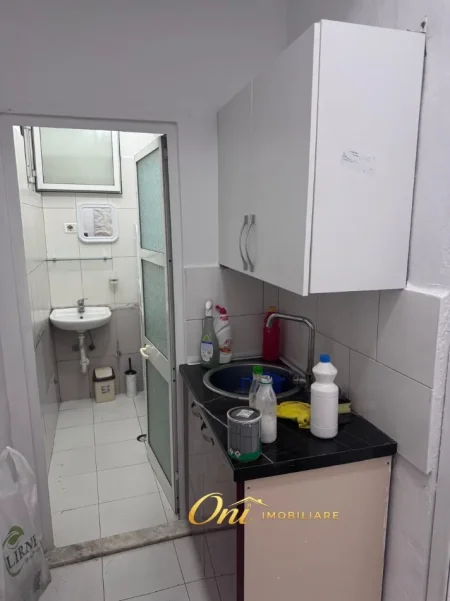 Tirane, jepet me qera garsonier Kati 1, 30 m² 400 € (BULEVARDI BAJRAM CURRI)