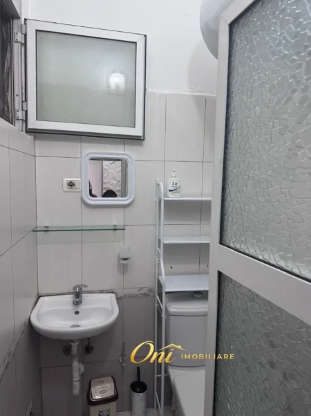 Tirane, jepet me qera garsonier Kati 1, 30 m² 400 € (BULEVARDI BAJRAM CURRI)