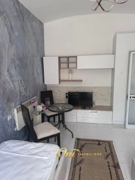 Tirane, jepet me qera garsonier Kati 1, 30 m² 400 € (BULEVARDI BAJRAM CURRI)
