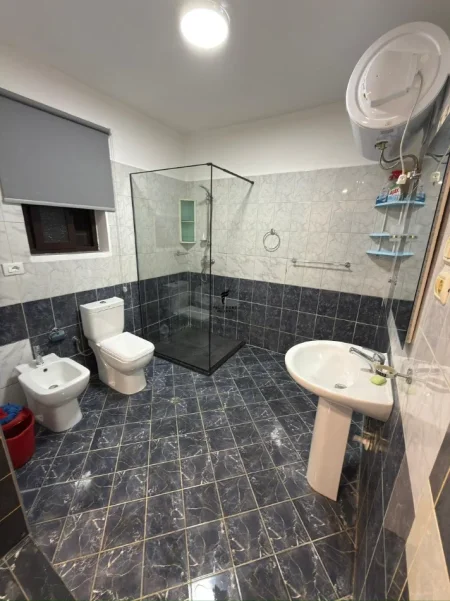 Tirane, jepet me qera apartament 1+1 Kati 1, 65 m² 500 € (ASTIR)