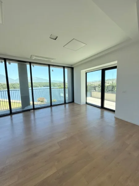 Tirane, jepet me qera ambjent biznesi Kati 7, 215 m² 2.700 € (Lake View) LIQENI ARTIFICIAL