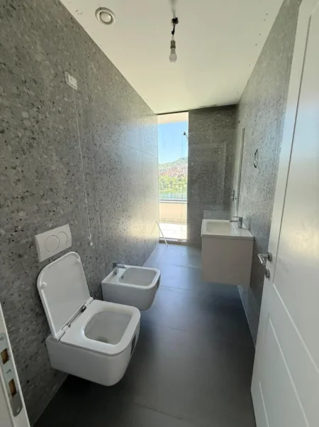 Tirane, jepet me qera ambjent biznesi Kati 7, 215 m² 2.700 € (Lake View) LIQENI ARTIFICIAL