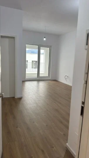 Tirane, jepet me qera apartament Kati 7, 60 m² 300 € (Ali Demi)