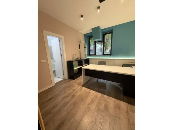 Tirane, jepet me qera ambjent biznesi Kati 0, 58 m² 800 € (brryli)