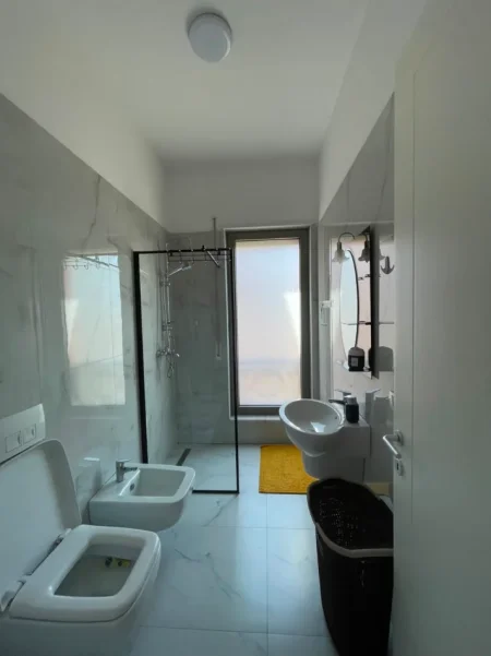 Tirane, jepet me qera apartament 2+1+Ballkon Kati 7, 128 m² 1.200 € (Kompleksi Delijorgji)