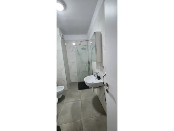 Tirane, shitet apartament 1+1 Kati 4, 66 m² 137.000 € (Qsut)