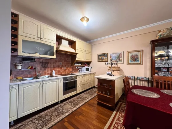 Tirane, shes apartament 2+1+Aneks+Ballkon Kati 5, 144 m² 255.000 € (kodra diellit)
