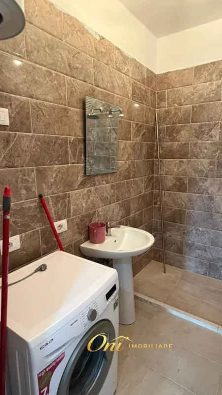 Tirane, jepet me qera apartament 2+1 Kati 5, 100 m² 550 € (AFER QSUT)