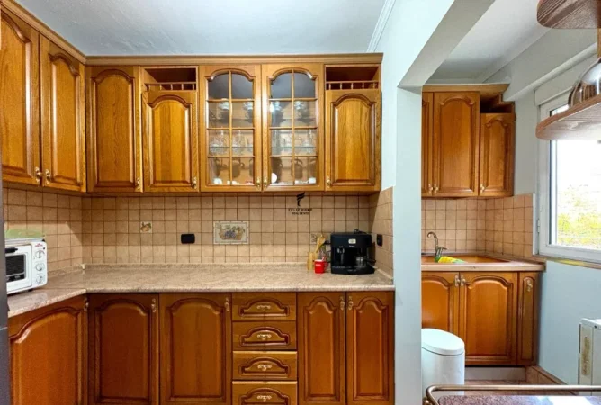 Tirane, jepet me qera apartament 1+1 Kati 2, 70 m² 450 € (LAPRAKE)