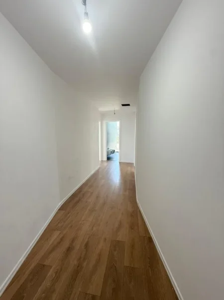 Tirane, jepet me qera zyre Kati 5, 215 m² 2.700 € (Lake View Residence)