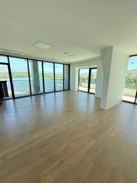Tirane, jepet me qera zyre Kati 5, 215 m² 2.700 € (Lake View Residence)