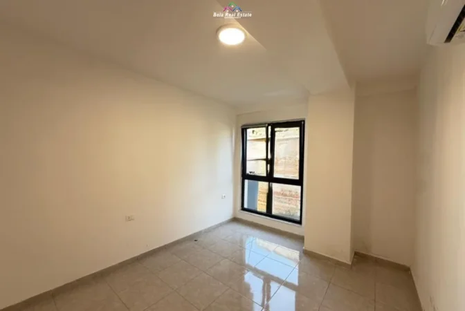Tirane, jepet me qera zyre Kati 2, 86 m² 790 € (pazari i ri)