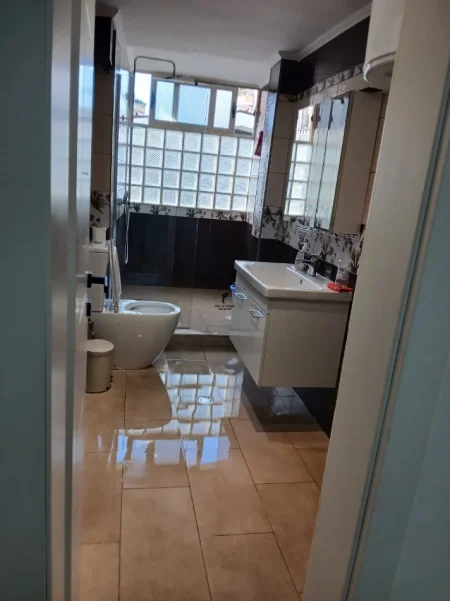 Tirane, jepet me qera zyre Kati 2, 83 m² 800 € (21 DHJETORI)